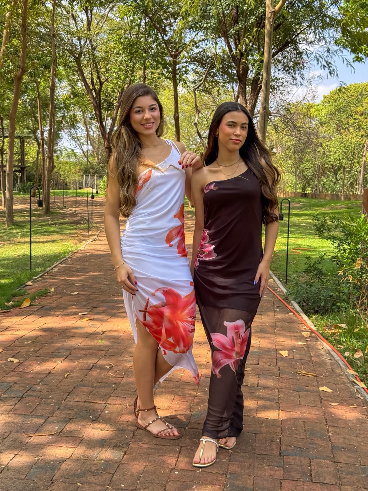 Duas amigas usando vestidos MyB Maison em um passeio ao ar livre
